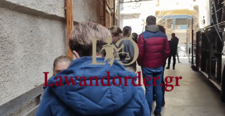 Μεταξουργείο: Oυκρανές μανάδες επιστρέφουν με λεωφορείο στο Κίεβο (βίντεο)
