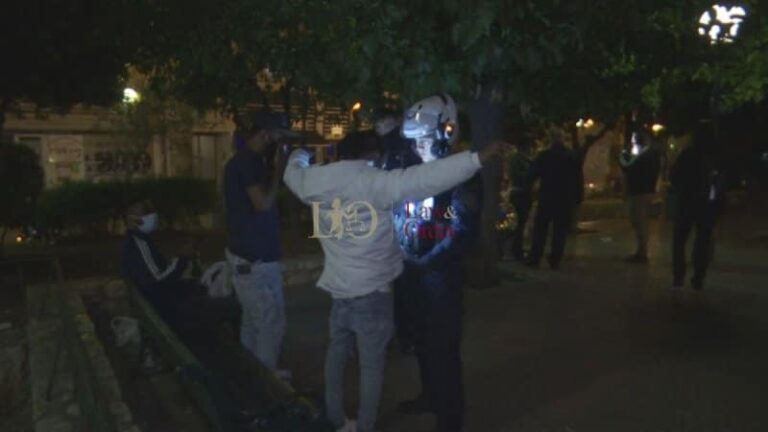 Σαρωτικοί έλεγχοι της ΕΛ.ΑΣ. σε πλατείες: Συλλήψεις για ναρκωτικά, μαχαίρια και καταδικαστικές αποφάσεις (αποκλειστικές εικόνες)