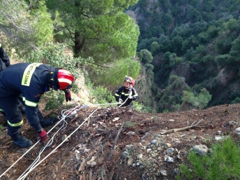 Εύβοια: Συναγερμός στην Πυροσβεστική – Αυτοκίνητο με 4 επιβάτες έπεσε σε γκρεμό που ξεπερνά τα 20 μέτρα