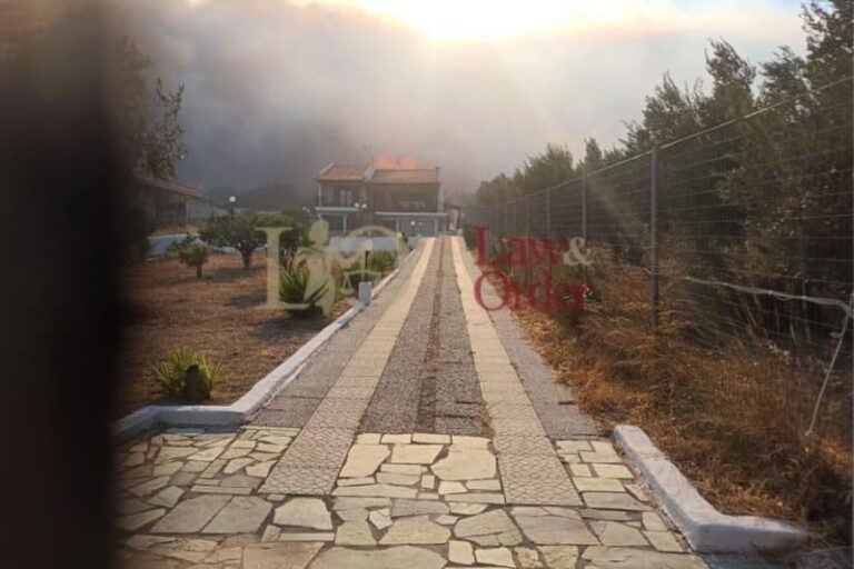 Μαίνεται η φωτιά στην Κερατέα: Απειλούνται σπίτια στην Ανάβυσσο (βίντεο και εικόνες)