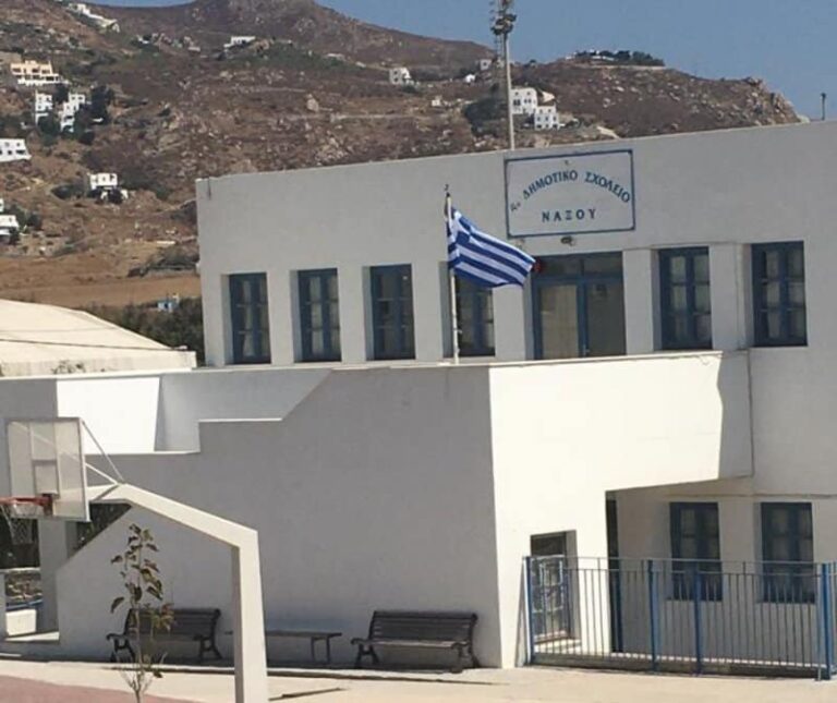 Έφερε αποτέλεσμα η παρέμβαση του Law&Order – Αντικατέστησαν την ελληνική σημαία-κουρελόπανο στη Νάξο