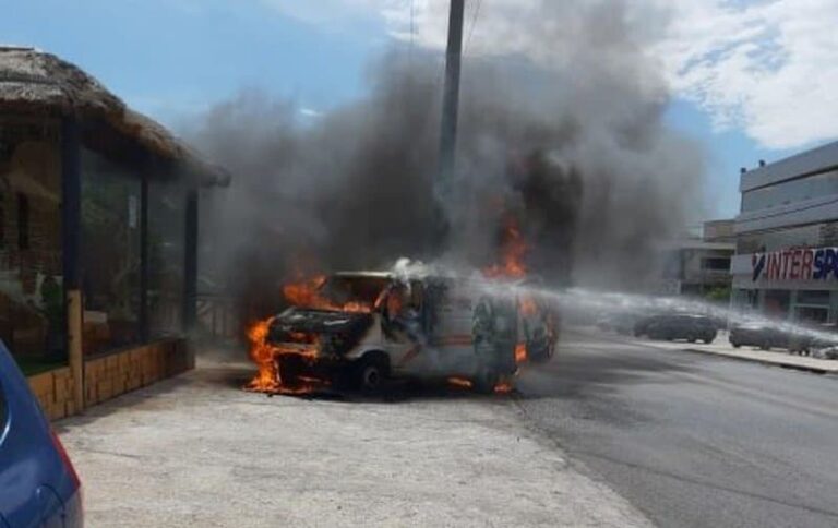 Πυρκαγιά σε εν κινήσει όχημα στη Βάρη (εικόνες)