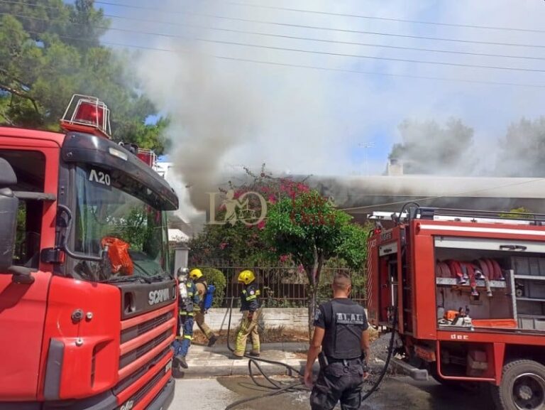Πυρκαγιά σε μονοκατοικία στο Μαρούσι (αποκλειστικό βίντεο & εικόνες)