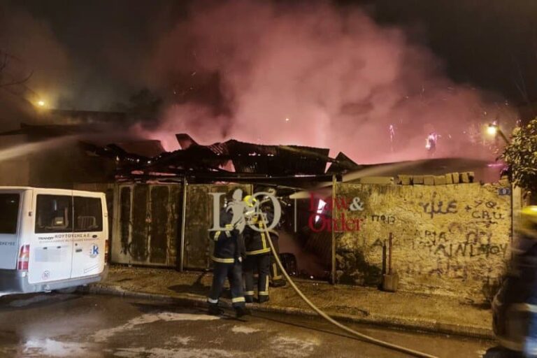 Μεγάλη φωτιά σε ισόγειο χώρο στην οδό Γούσιου (βίντεο & εικόνες)