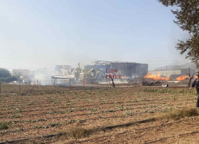 Φωτιά σε αποθήκη στον Ασπρόπυργο – Αποκαταστάθηκε η κυκλοφορία (αποκλειστικές εικόνες)