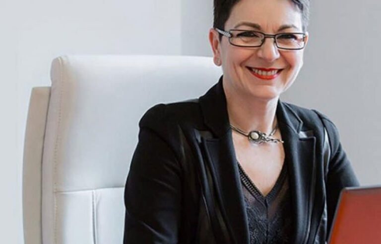 Ομόφωνα αθώα η σύζυγος του Γιάννη Στουρνάρα για το ιατρικό συνέδριο