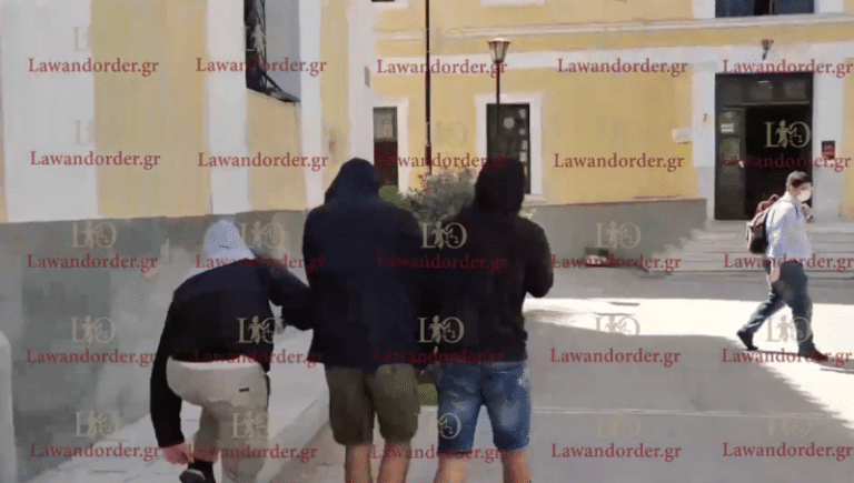 Στον ανακριτή ανηλίκων τρεις από τους συλληφθέντες για τη ληστεία σε βάρος 60χρονου στη Νέα Σμύρνη (βίντεο)