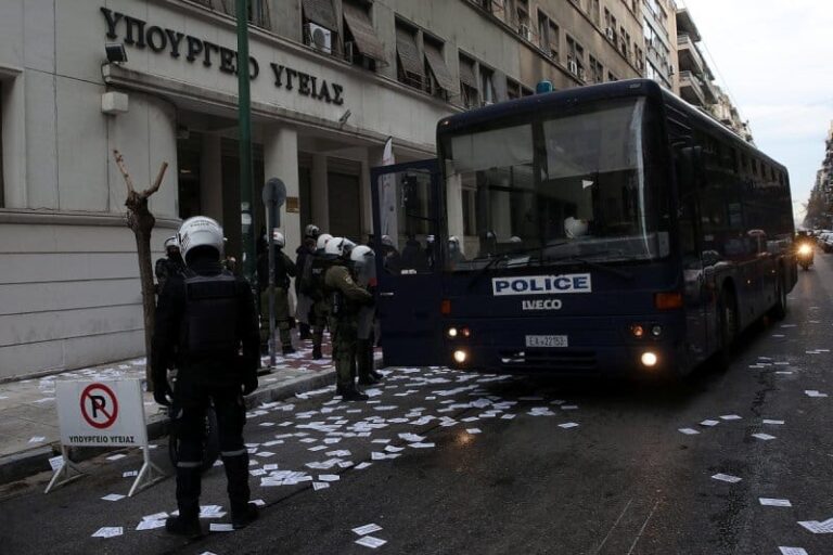 Παρέμβαση αναρχικών στο υπουργείο Υγείας για Κουφοντίνα – 60 προσαγωγές στη ΓΑΔΑ (εικόνες και βίντεο)