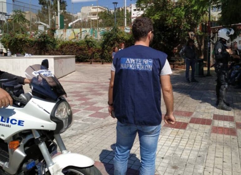 Επιχείρηση της ΕΛ.ΑΣ. για ναρκωτικά έξω από σχολεία – 24 προσαγωγές