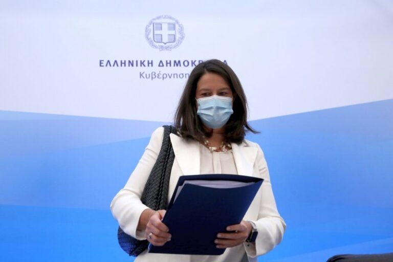 Καθηγητής παραιτήθηκε και κατηγορεί την Κεραμέως ως σατανίστρια (βίντεο)