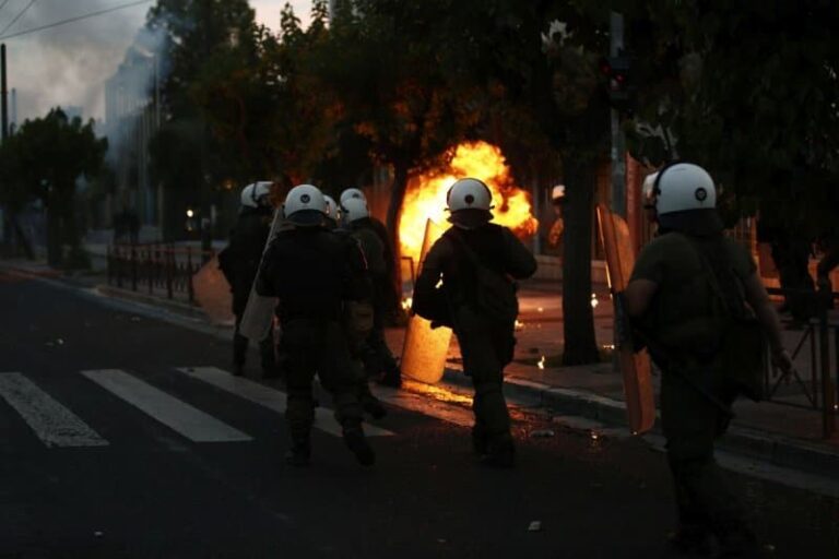 Επεισόδια με χημικά και μολότοφ έξω από την αμερικανική πρεσβεία! (βίντεο και εικόνες)