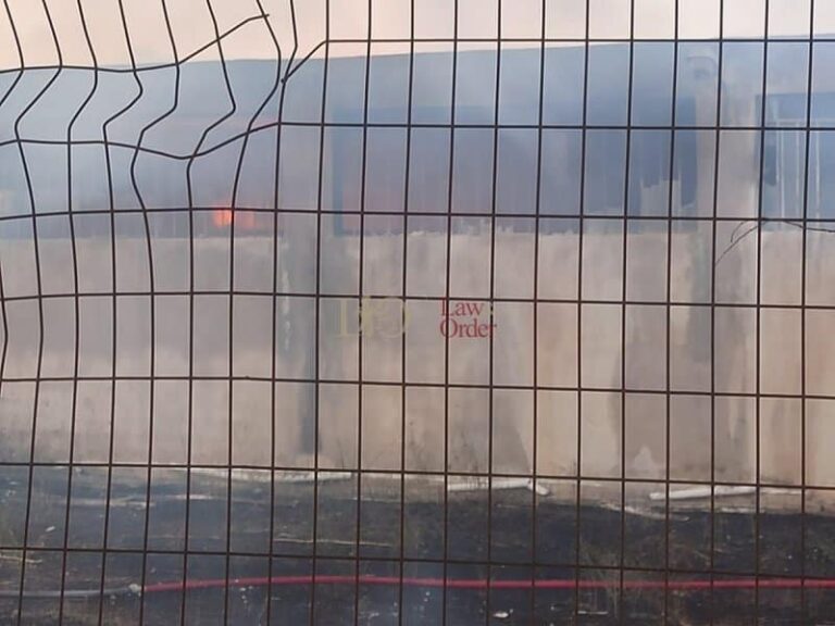 Πυρκαγιά σε αποθήκη στον Ασπρόπυργο (βίντεο και εικόνες)