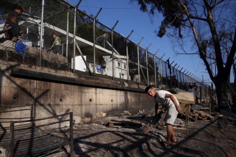 Δύο ασυνόδευτοι ανήλικοι μεταξύ των 5 που συνελήφθησαν για τη φωτιά στη Μόρια