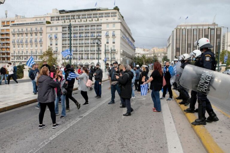 Επτά συλλήψεις έφερε η απόπειρα κατάθεσης στεφάνου στο Μνημείο του Άγνωστου Στρατιώτη