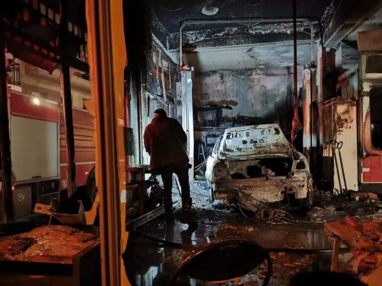 Κάηκε ολοσχερώς φανοποιείο στο Περιστέρι (βίντεο & εικόνες)