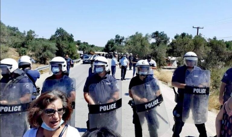 Επεισόδια μεταξύ κατοίκων Μόριας-αστυνομικών – Τραυματίστηκε ο αστ. διευθυντής και πολίτες (εικόνες)