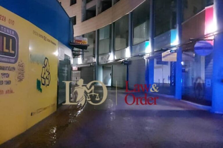 Εμπρηστικός μηχανισμός εξερράγη σε Εφορία στην Κυψέλη (βίντεο & εικόνες)