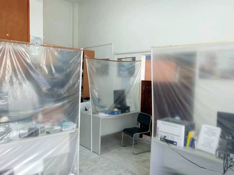 Σε αυτοσχέδια νάιλον «κλουβιά» οι υπάλληλοι στο Υποθηκοφυλακείο Μαραθώνα! (φωτό)