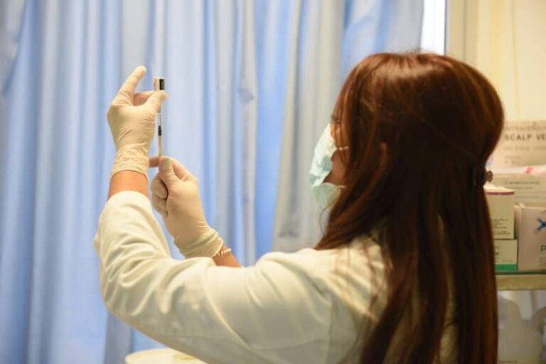 Ραντεβού για εμβόλιο: Δύο τρόποι για να επισπεύσετε τον εμβολιασμό