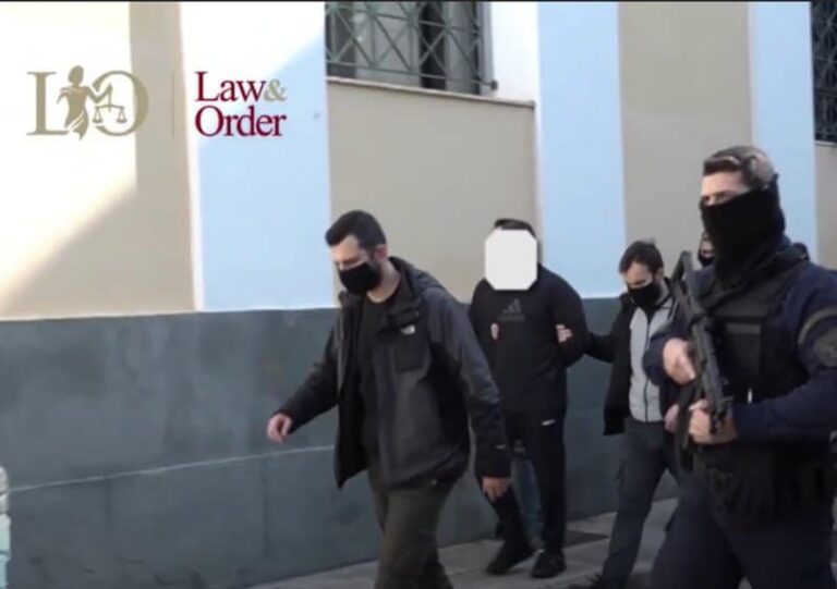 Προφυλακιστέος ο συνεπιβάτης του Ριζάι – Αρνήθηκε τους πυροβολισμούς στο μπαρ στη Γλυφάδα
