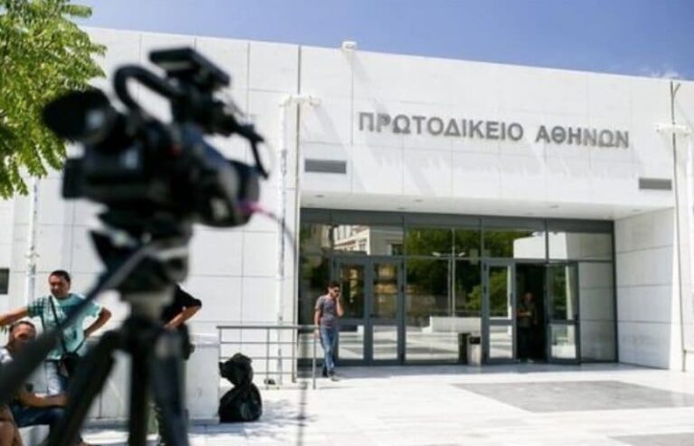 Άγριο ξέσπασμα της μητέρας Τοπαλούδη στη θέα των κατηγορουμένων: Δολοφόνοι, εγώ θα σας πάρω τη ζωή!