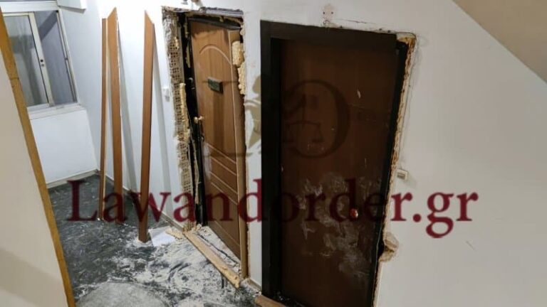 Ρήμαξαν τη πολυκατοικία που στεγάζει το γραφείο Τσακαλώτου- «Ξήλωσαν» ακόμη και τις κάσες (εικόνες και βίντεο)