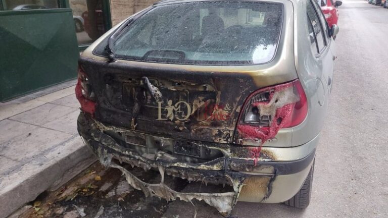 Φωτιά σε δύο αυτοκίνητα τα ξημερώματα στο Ίλιον