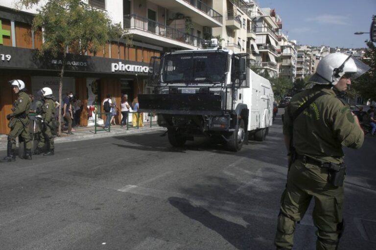 Μολότοφ κατά αστυνομικών στη Λουκάρεως