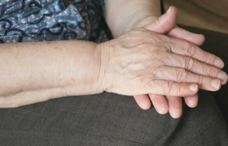 Άρτα: Ζευγάρι προσποιήθηκε υπάλληλο Δήμου και άρπαξε από ηλικιωμένη 4.000 ευρώ