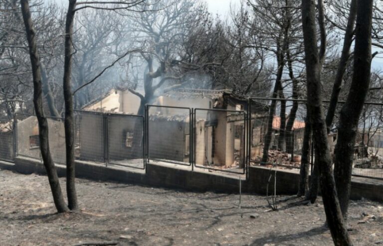 Μάτι: Ξεχωριστή έρευνα για τυχόν πολεοδομικές παραβάσεις – Ως ύποπτος κλήθηκε και ο 65χρονος που φέρεται να πυροδότησε τη φωτιά