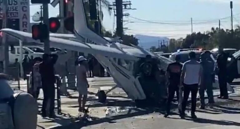 Δραματική διάσωση στις ΗΠΑ: Πιλότος μονοκινητήριου προσγειώθηκε σε σιδηρογραμμές και τον έσωσαν λίγο πριν περάσει το τρένο (βίντεο)