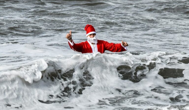 Σισιλιάνος ιερέας τα «βάζει» με τον Άη Βασίλη – «Για ποιο λόγο, κάθε χρόνο, φέρνεις δώρα μόνον στα πλούσια παιδιά;»