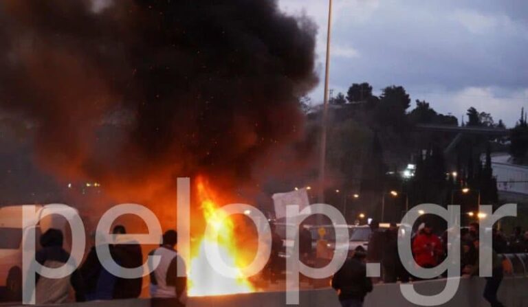 Αιγιάλεια: Κλιμακώθηκαν οι κινητοποιήσεις των αγροτών- Άναψαν φωτιές την Εθνική οδό