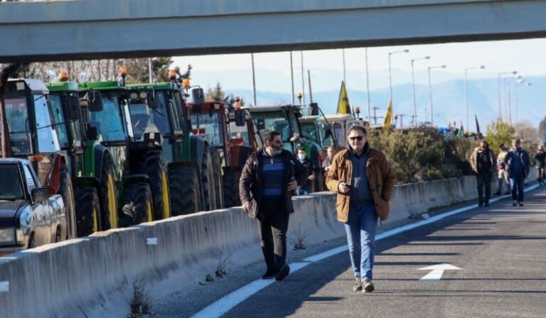 Λάρισα: «Μπλόκο» των ΜΑΤ στους αγρότες με τα τρακτέρ στη Νίκαια (εικόνες & βίντεο)