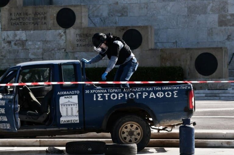 «Ντου» με αγροτικό στο μνημείο του Άγνωστου Στρατιώτη – «Θα ανατιναχτώ, θα ανατιναχτώ!» (εικόνες)