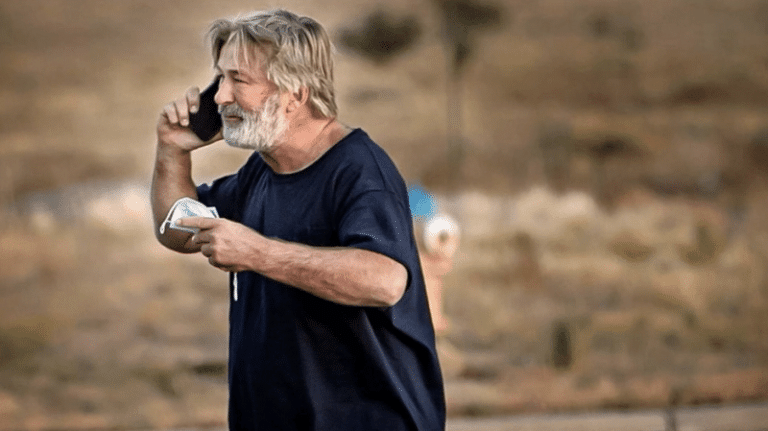 Ο Άλεκ Μπάλντουιν παρέδωσε το κινητό του στις Αρχές – Πού εστιάζουν οι ερευνητές