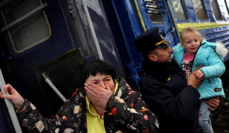 Ουκρανία: «Ανοίγουν 10 ανθρωπιστικοί διάδρομοι» – Πάνω από 100.000 δεν έχουν απομακρυνθεί από την πολιορκημένη Μαριούπολη