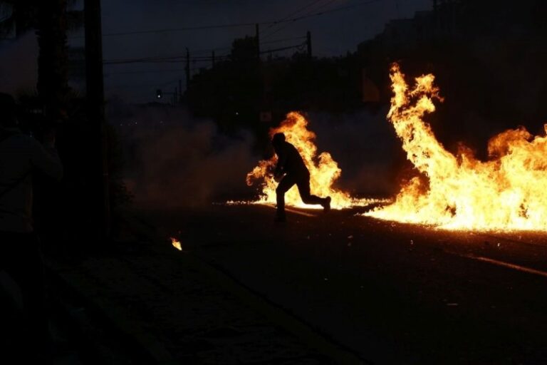 Πέντε συλλήψεις για τα επεισόδια έξω από την Αμερικανική Πρεσβεία – Σε ετοιμότητα η ΕΛ.ΑΣ