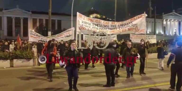 Πορεία ΑΝΤΑΡΣΥΑ προς το Σύνταγμα: «Να σταματήσει τώρα ο πόλεμος» (βίντεο)