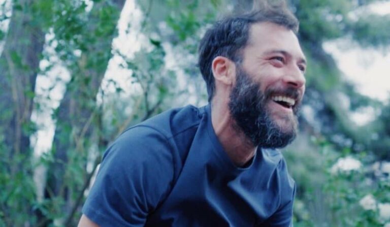 Ο Αντίνοος Αλμπάνης ακύρωσε τις παραστάσεις του: «Ένα πρόβλημα ιατρικής φύσης, επιδείνωσε την κατάσταση της υγείας μου»