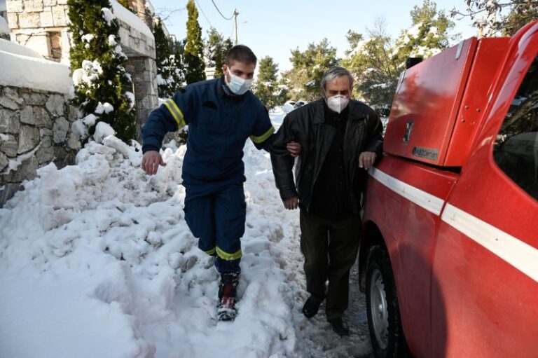 Πυροσβέστες απεγκλώβισαν νεφροπαθή ασθενή στον Διόνυσο (εικόνες)