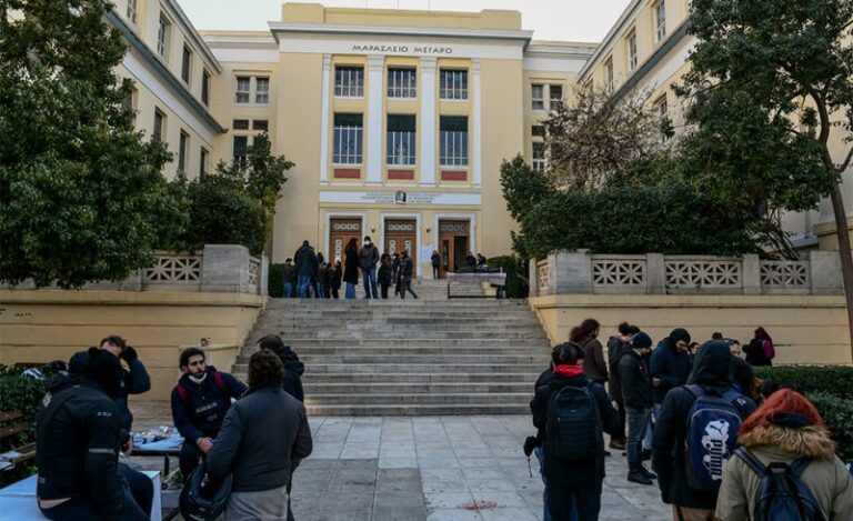 Άρχισε η δίκη του καθηγητή που δέχθηκε επίθεση στην ΑΣΟΕΕ για την κατηγορία της τοκογλυφίας – Θα συνεχιστεί στις 28 Ιανουαρίου