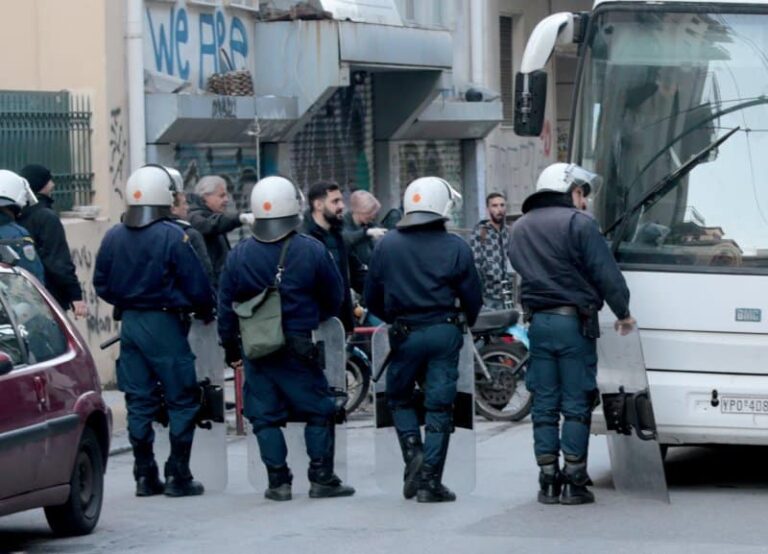 Βίντεο από την επιχείρηση της ΕΛ.ΑΣ. σε καταλήψεις στα Εξάρχεια – 143 μετανάστες στο Αλλοδαπών – 3 συλλήψεις