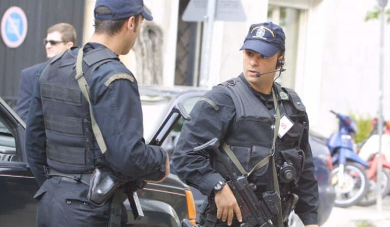 Αλεξίσφαιρα γιλέκα και κράνη για τους δημοσιογράφους στην Ουκρανία έστειλε η ΕΛΑΣ