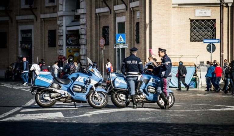 Ιταλία: Η αστυνομία διαμαρτυρήθηκε γιατί παρέλαβε ροζ μάσκες