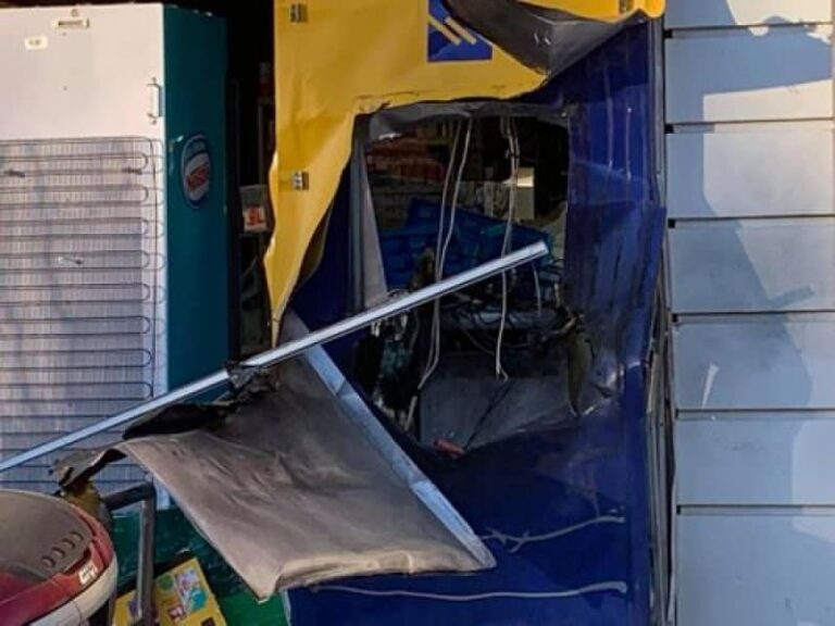 Άγνωστοι ανατίναξαν ΑΤΜ στη Λυκόβρυση – Άρπαξαν τις κασετίνες με τα χρήματα και εξαφανίστηκαν