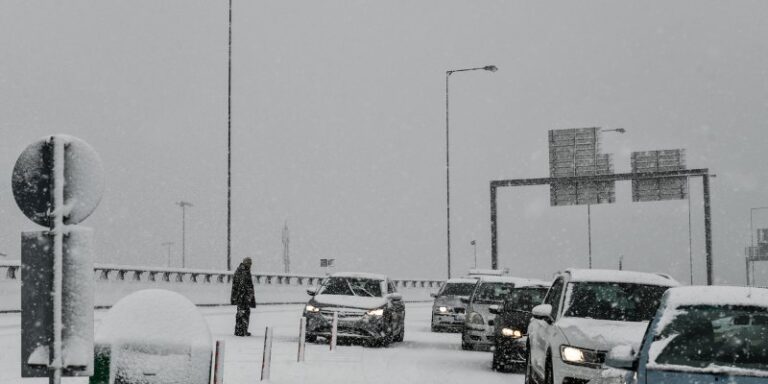Κακοκαιρία Ελπίς: Αποκλεισμένοι οδηγοί στην Αττική Οδό από τις 10 το πρωί (βίντεο)