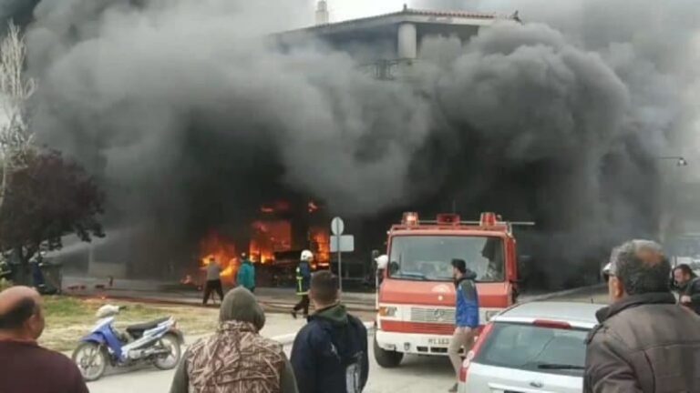Υπό έλεγχο η φωτιά σε κατάστημα οικιακών ειδών στη Βάρδα – Κάηκε απ’ άκρη σ’ άκρη (Βίντεο)