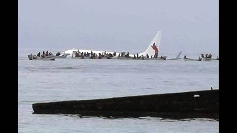 Συγκλονιστικό βίντεο μέσα από το κόκπιτ Boeing 737 τη στιγμή της πτώσης στον Ειρηνικό Ωκεανό