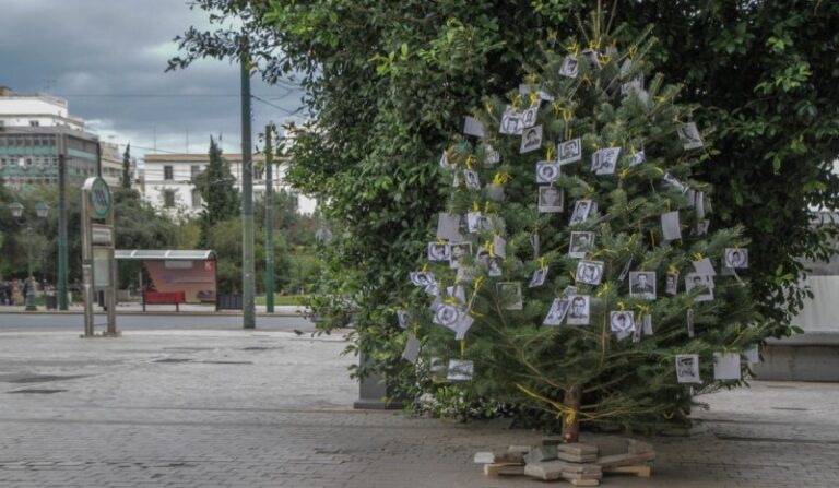 Στολίστηκε το Χριστουγεννιάτικο Δέντρο των Αγνοουμένων της Κύπρου στην Αθήνα (εικόνες)